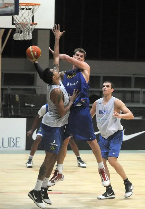 Jordan Burger treino seleção brasileira de basquete mundial tiago spliter marquinhos